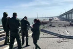 Сотрудники СК РФ работают на месте взрыва на Крымском мосту, 8 октября 2022 года