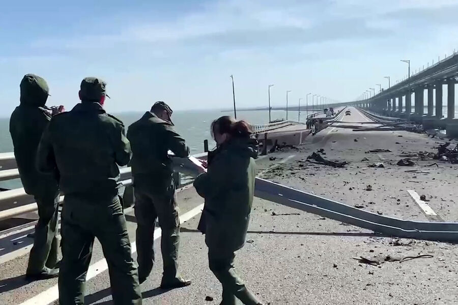 Сотрудники СК РФ работают на&nbsp;месте взрыва на&nbsp;Крымском мосту, 8&nbsp;октября 2022&nbsp;года
