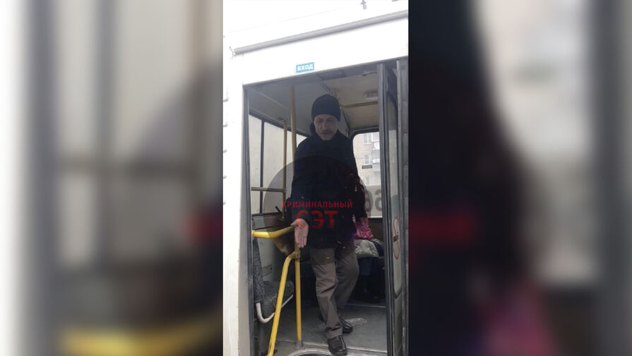 В Челябинске полиция ищет мужчину, вытолкнувшего из маршрутки двух подростков