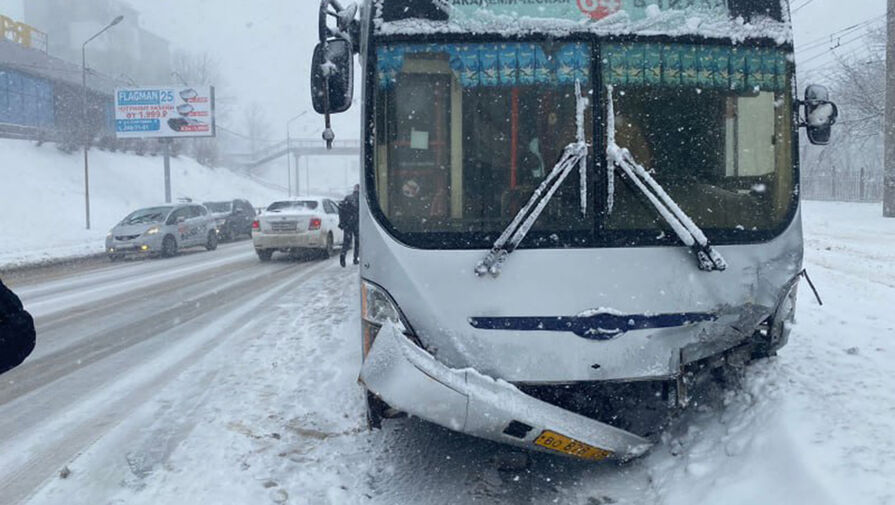 Во Владивостоке в аварии с автобусом и Toyota пострадали два человека