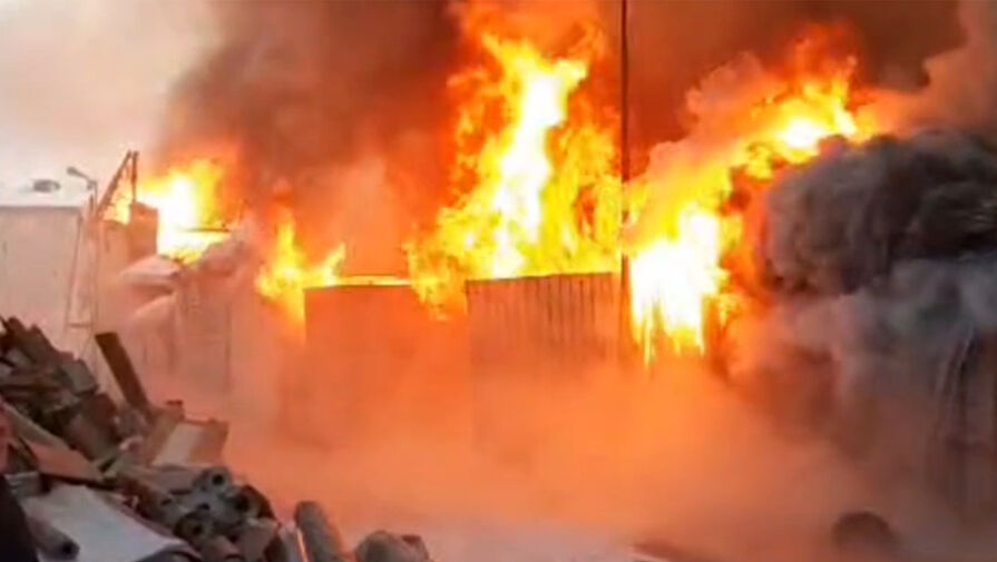 В Иркутской области ликвидировали крупный пожар на складе