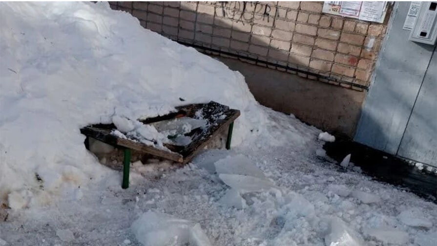 Упавшая с крыши ледяная глыба чуть не прибила отдыхавшую на лавочке российскую пенсионерку