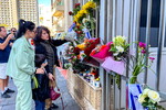 Стихийный мемориал у посольства России в память о погибших при теракте в подмосковном «Крокус Сити Холле» в Тель-Авиве, 23 марта 2024 года