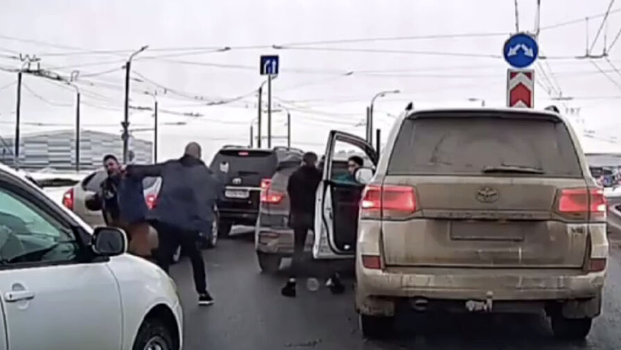 Разорвана щека: на видео попало, как водитель избил омича на глазах у детей