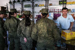 Российские военнослужащие в&nbsp;магазине на&nbsp;авиабазе Хмеймим