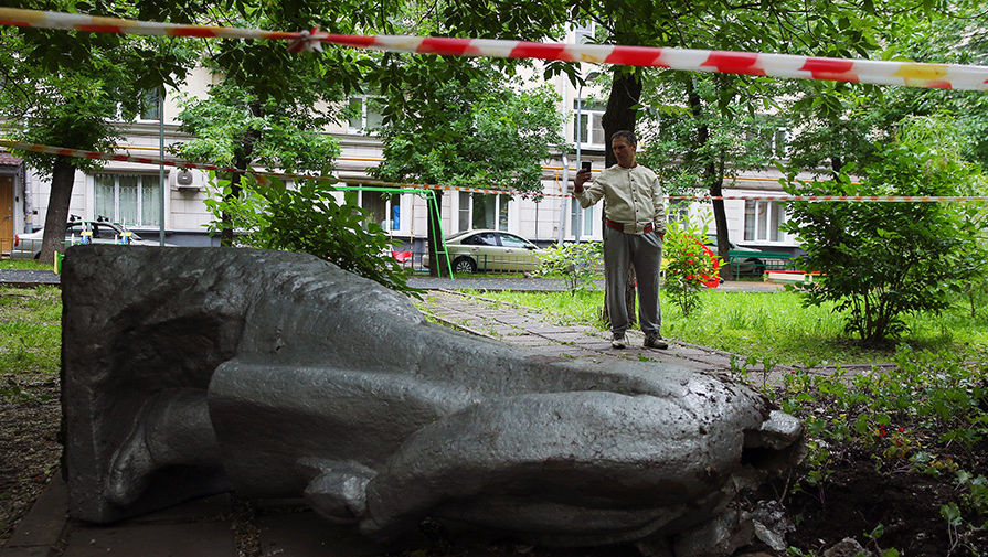 Разрушенный памятник В.И. Ленину на&nbsp;улице Климашкина