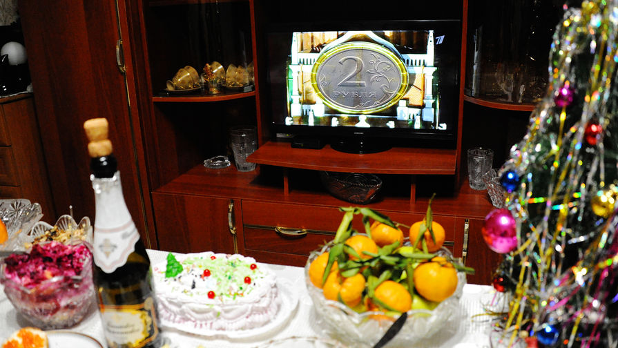 Праздничный стол и новогоднее обращение рубля к гражданам, коллаж «Газеты.Ru»