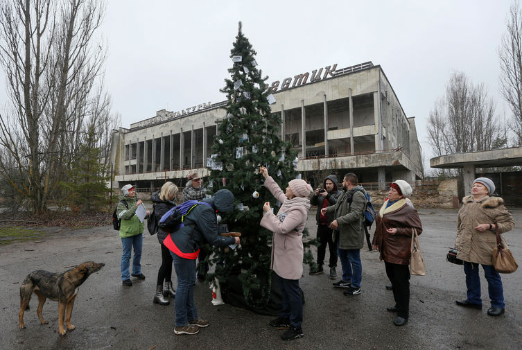 Бывшие жители Припяти во время украшения новогодней елки, первой после катастрофы на&nbsp;ЧАЭС, 25 декабря 2019 года
