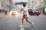 Девушка на одной из улиц города во время дождя, 28 июня 2021 года