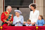 Принц Чарльз, Елизавета II, Кейт Миддлтон, принц Луи и принцесса Шарлотта на балконе Букингемского дворца, 2 июня 2022 года