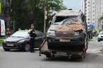 Эвакуатор увозит поврежденный автомобиль от Загорского оптико-механического завода в Сергиевом Посаде, 9 августа 2023 года