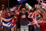 Кубинские эмигранты на улицах Маленькой Гаваны в Майами празднуют известие о смерти Фиделя Кастро