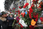Жители возлагают цветы к посольству Кубы в Москве