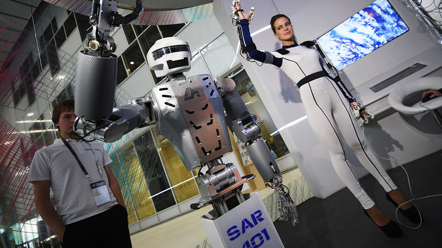 Робот Sar-401 на выставке инноваций в Сколково, октябрь 2016 года
