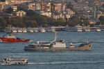 Разведывательный корабль Черноморского флота «Лиман» в проливе Босфор у берегов Стамбула, октябрь 2016 года
