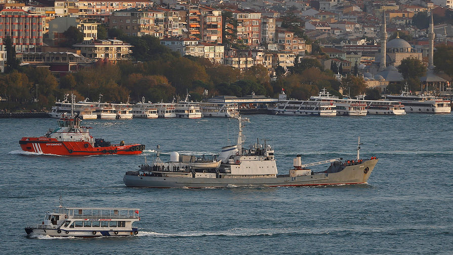 Разведывательный корабль Черноморского флота «Лиман» в проливе Босфор у берегов Стамбула, октябрь 2016 года