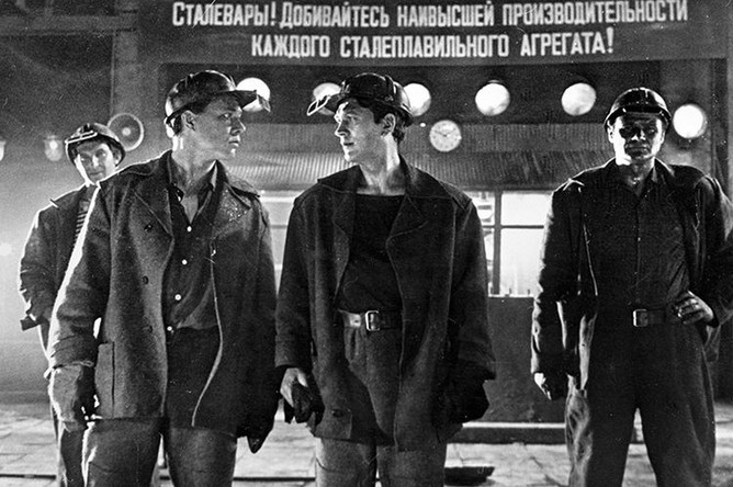 Актеры Игорь Охлупин , Леонид Дьячков и Борис Юрченко в эпизоде из фильма Юлия Карасика «Самый жаркий месяц», 1974 год