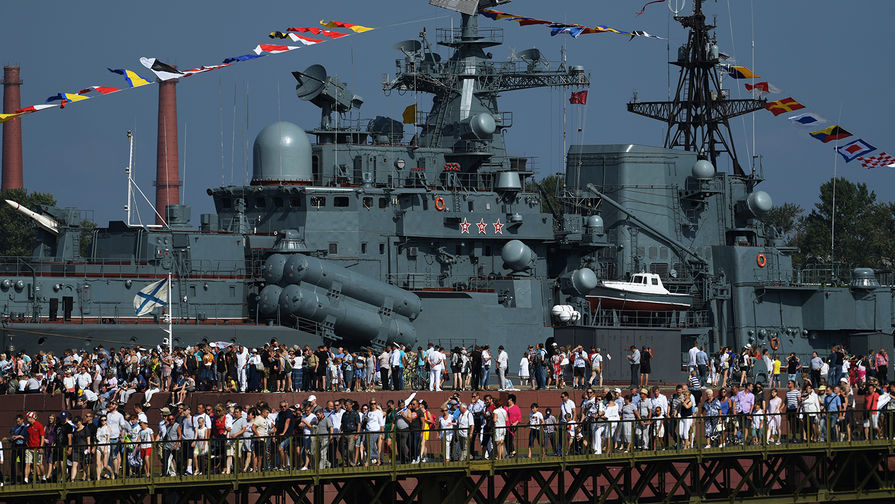 Зрители у эскадренного миноносца «Беспокойный» перед началом главного военно-морского парада в Кронштадте