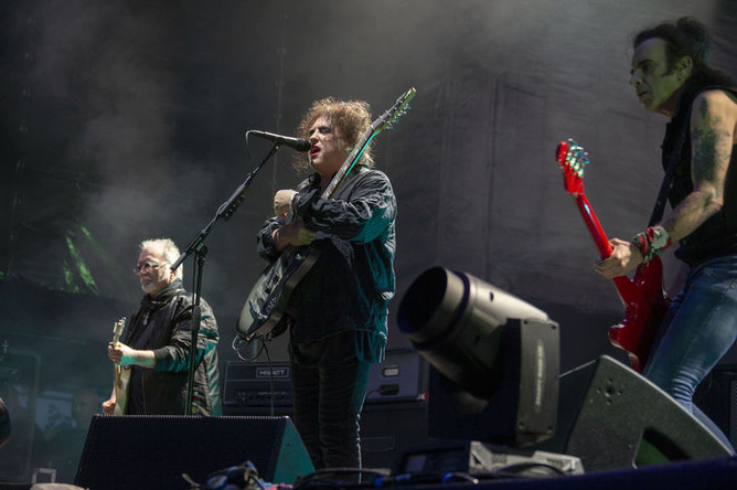Во время выступления группы The Cure на фестивале «Пикник «Афиши» в Москве, 3 августа 2019 года