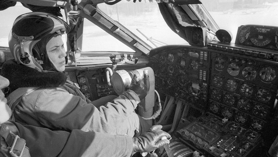 Летчик-испытатель Марина Попович в&nbsp;кабине самолета АН-22 (&laquo;Антей&raquo;), 1973 год