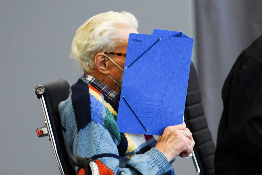 100-летний бывший охранник Йозеф Шуэц в концлагере Заксенхаузен в зале суда, Бранденбург, Германия, 7 октября 2021 года