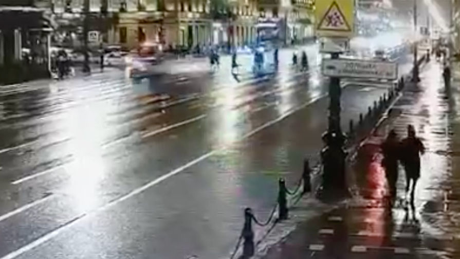 Автомобиль въехал в пешеходов в центре Петербурга