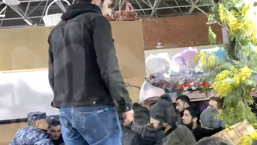 На Рижском рынке произошла массовая драка из-за цветов к 8 марта