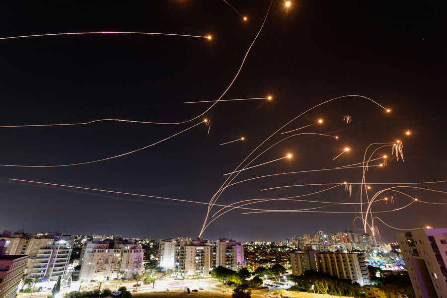 Израильская противоракетная система «Железный купол» перехватывает ракеты, запущенные из сектора Газа. Вид из города Ашкелон, 8 октября 2023 года
