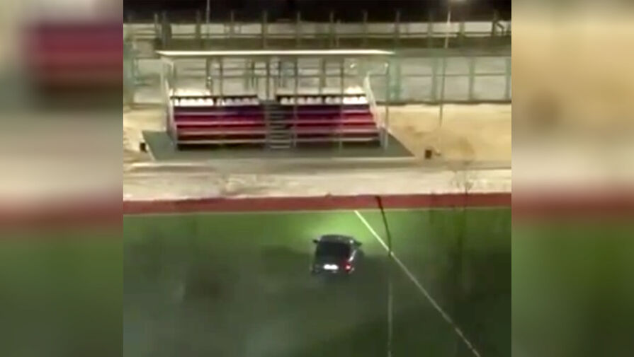 В Чите 16-летний лихач устроил дрифт на школьном стадионе и попал на видео