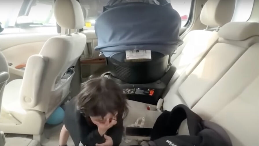 Блогеров раскритиковали за видео с их двухлетней дочерью, застрявшей в раскаленной машине