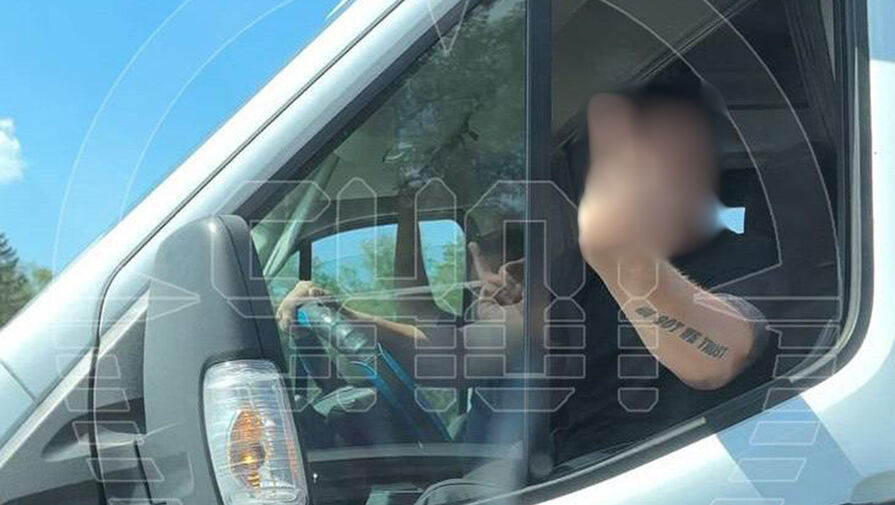 Московский полицейский показал водителю неприличный жест, требуя пропустить его
