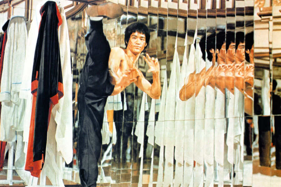 <b>«Выход дракона» (1973)</b>
<br><br>
Совместный американо-гонконгский фильм о&nbsp;боевых искусствах вышел через&nbsp;несколько дней после смерти исполнителя главной роли. Уже во время заключительного этапа работы над&nbsp;картиной появились первые признаки проблем со здоровьем у&nbsp;Брюса Ли. В&nbsp;мае 1973-го, когда он работал над&nbsp;озвучкой в&nbsp;душной студии, мастер боевых искусств почувствовал себя плохо. Выйдя, чтобы умыться, он упал в&nbsp;обморок, а возвращаясь на&nbsp;студию, начал задыхаться, температура у&nbsp;него поднялась до&nbsp;40 градусов. Умер актер от отека головного мозга 20&nbsp;июля 1973&nbsp;года.
