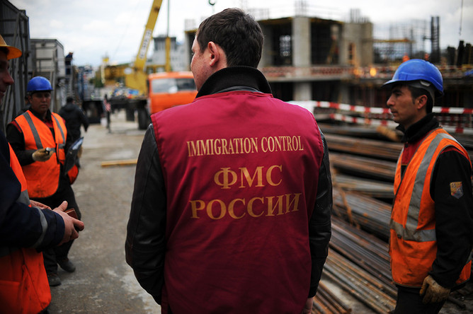 Вовремя не покинувшим Россию иностранцам в течение трех лет запретят въезд в страну