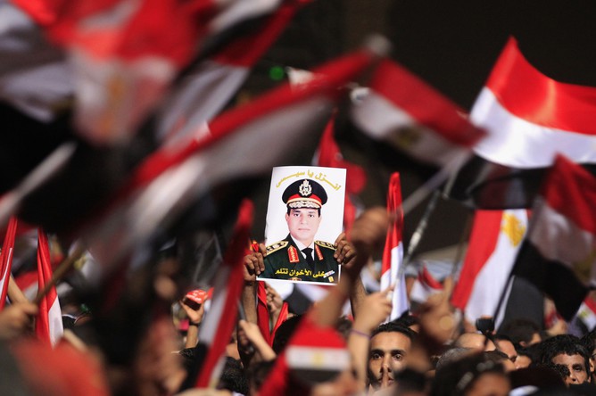 Протестующие на площади Тахрир с портретом министра обороны Абделя Фаттаха ас-Сиси