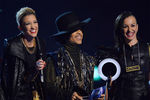 Певец Prince с его группой 3rdEyeGirl во время получения награды на церемонии Brit Awards в Лондоне