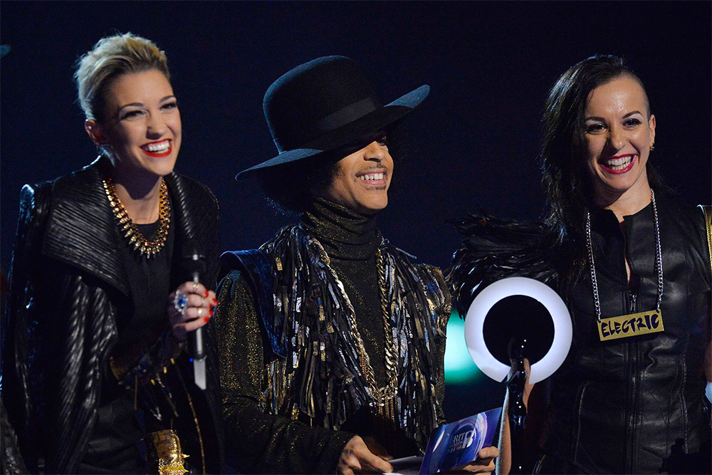 Певец Prince с его группой 3rdEyeGirl во время получения награды на церемонии Brit Awards в Лондоне