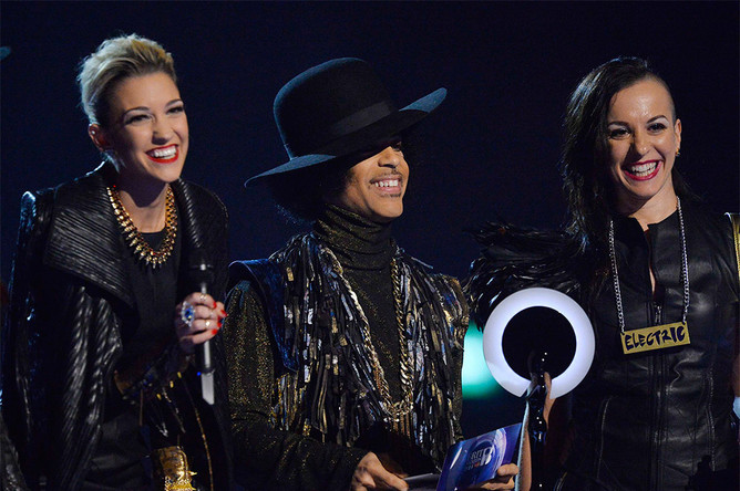 Певец Prince с его группой 3rdEyeGirl во время получения награды на церемонии Brit Awards в Лондоне