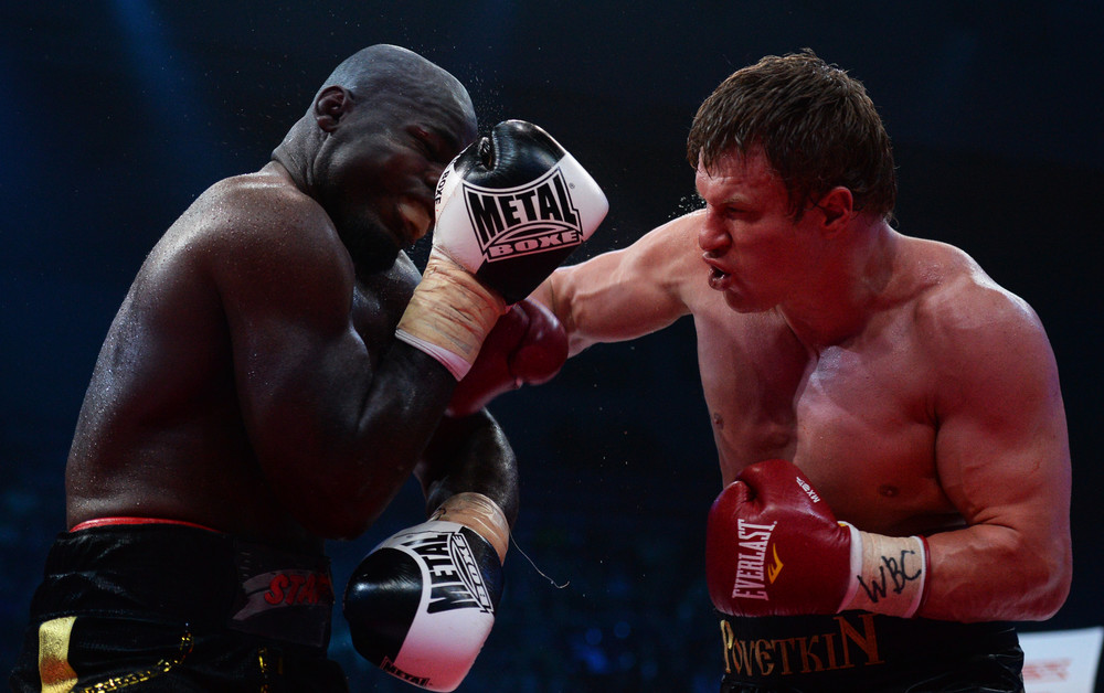 Александр Поветкин и Карлос Такам ведут бой за титул WBC Silver
