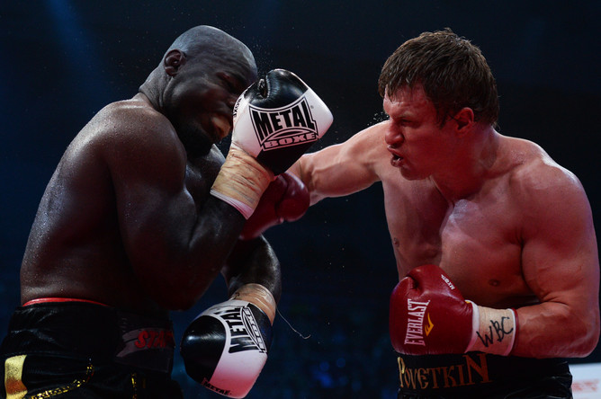 Александр Поветкин и Карлос Такам ведут бой за титул WBC Silver