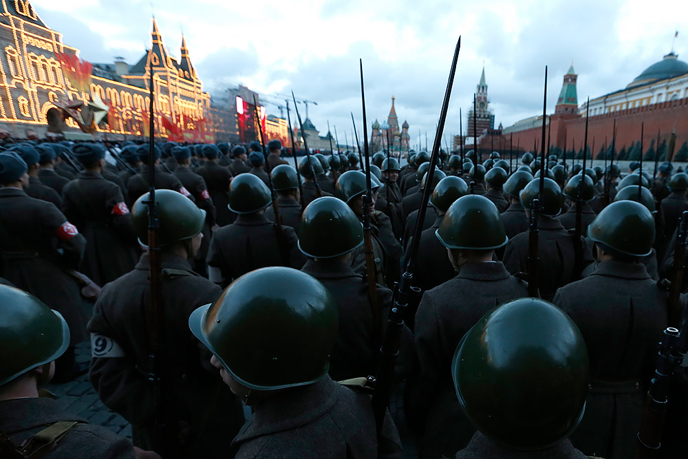 Репетиция участников марша в честь парада 7 ноября 1941 года на Красной площади