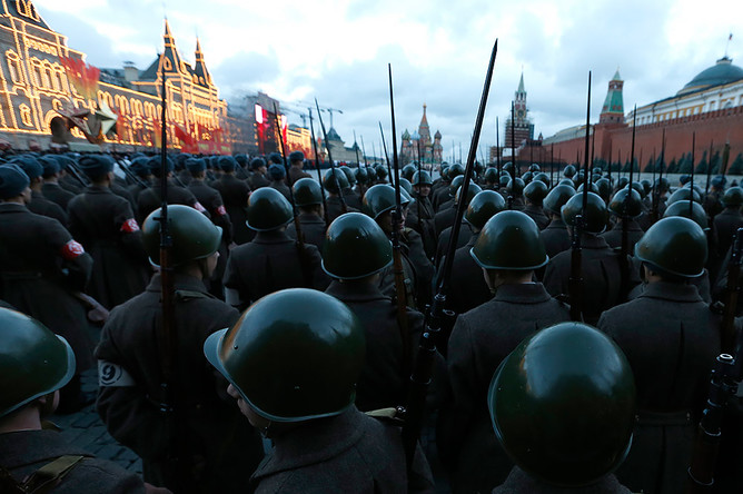 Репетиция участников марша в честь парада 7 ноября 1941 года на Красной площади