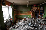 В детской комнате, разрушенной в результате обстрела жилого дома в Горловке