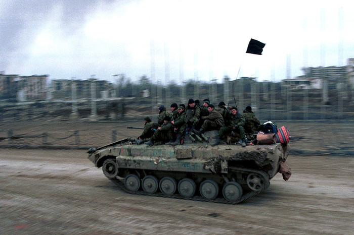 Солдаты федеральных сил на&nbsp;улицах Грозного, февраль 2000&nbsp;года