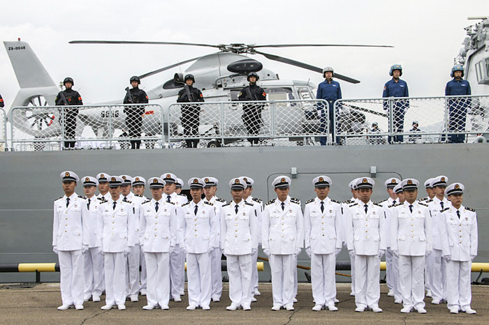 Военнослужащие военно-морских сил Народно-освободительной армии (ВМС НОАК) КНР во время открытия российско-китайских учений &laquo;Морское взаимодействие &mdash; 2015&raquo;