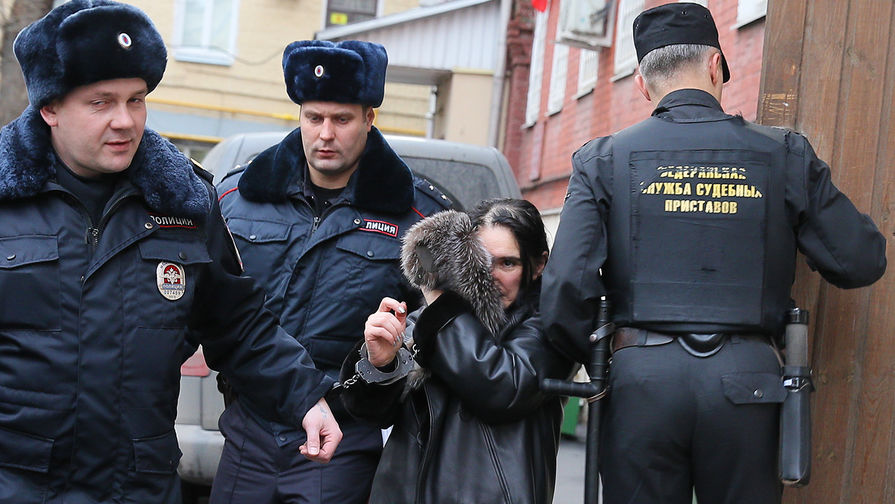 Президент Внешпромбанка Лариса Маркус, подозреваемая в мошенничестве, после ареста в Тверском суде