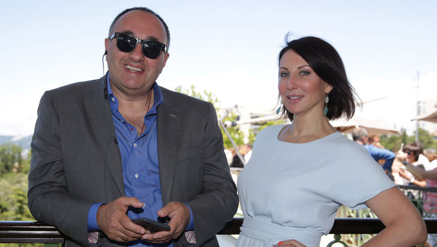 Президент кинофестиваля &laquo;Кинотавр&raquo; Александр Роднянский (признан в РФ иностранным агентом) и актриса Алика Смехова на&nbsp;завтраке журнала Hello! в&nbsp;рамках XXVII открытого российского кинофестиваля &laquo;Кинотавр&raquo;