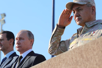 Президент Сирии Башар Асад, президент России Владимир Путин и министр обороны России Сергей Шойгу на российской авиабазе «Хмеймим», 11 декабря 2017 года