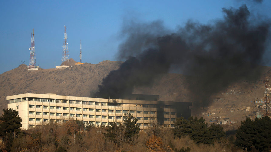 Дым над отелем «Интерконтиненталь» в Кабуле, Афганистан, 21 января 2018