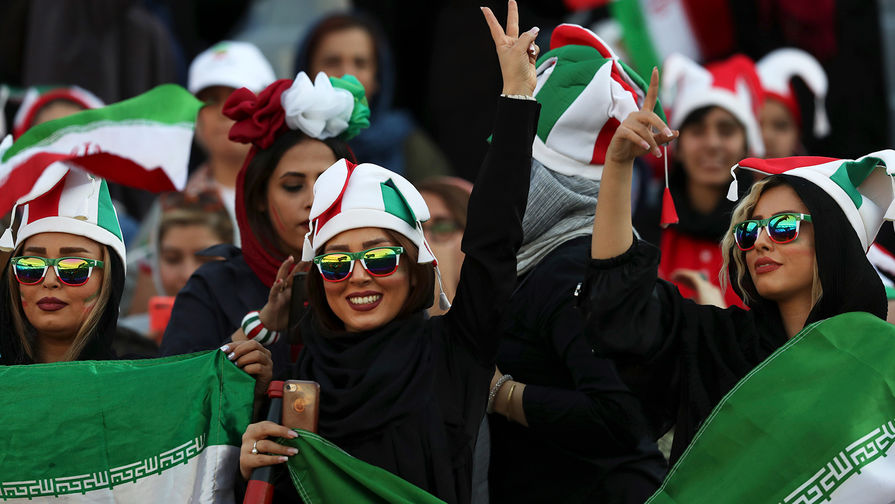 Иранские болельщицы во время футбольного матча отборочного турнира ЧМ-2022 года между&nbsp;Ираном и Камбоджей, в&nbsp;Тегеране, 10 октября 2019 года