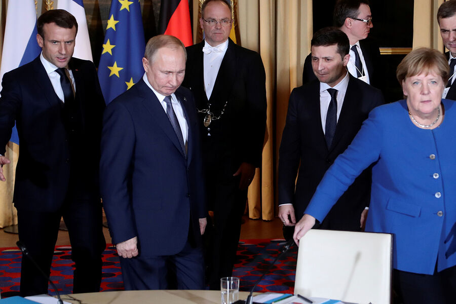 Президент Франции Эммануэль Макрон, президент России Владимир Путин, президент Украины Владимир Зеленский и бывший канцлер Германии Ангела Меркель во время встречи в рамках саммита «нормандского формата» в Елисейском дворце, 9 декабря 2019 года
